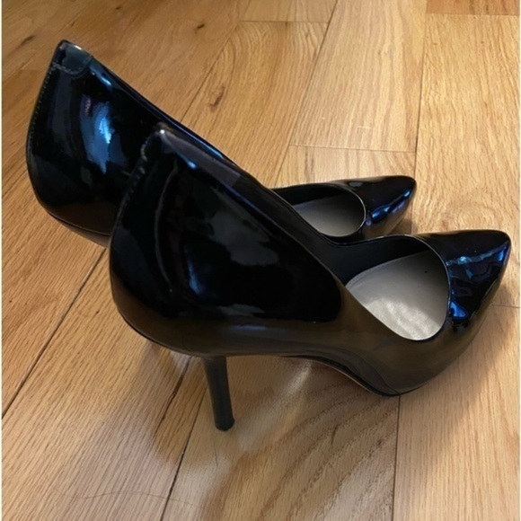 Via Spiga Patent Leather Heels size 7, only wear is on bottom, great condition - Picture 1 of 13